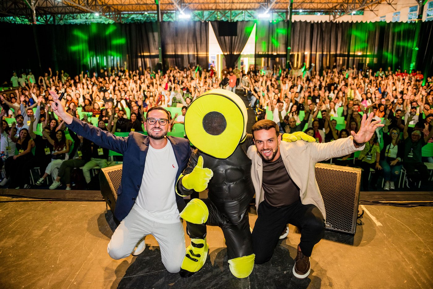 Pedro Spinelli no palco com a audiência ao fundo