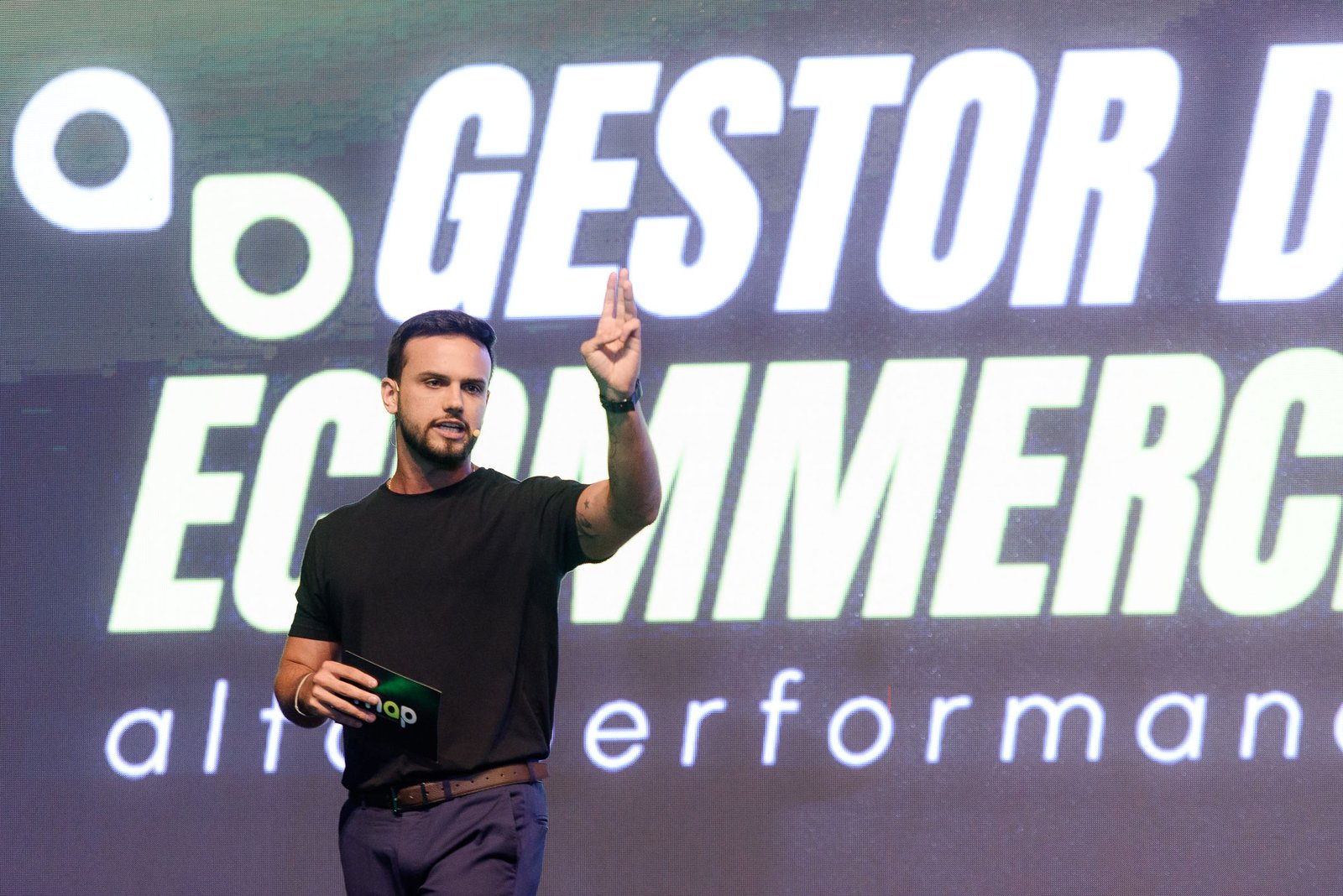 Pedro Spinelli no palco durante palestra